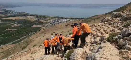 נערה חולצה משמורת הארבל לאחר שנחבלה ברגלה בטיול בית ספרי 12/5/26 (צילום: דוברות המשטרה)