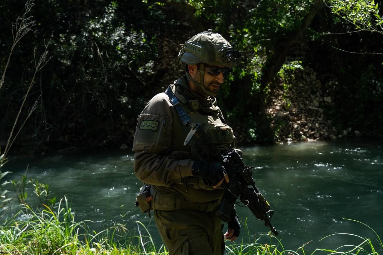 חטיבת גולני שולטת על חלקים במרחב נהר הליטאני בדרום לבנון - טנק מרכבה סימן 4 על גדת נהר הליטאני בדרום לבנון 12/5/26 (צילום: דובר צה״ל)