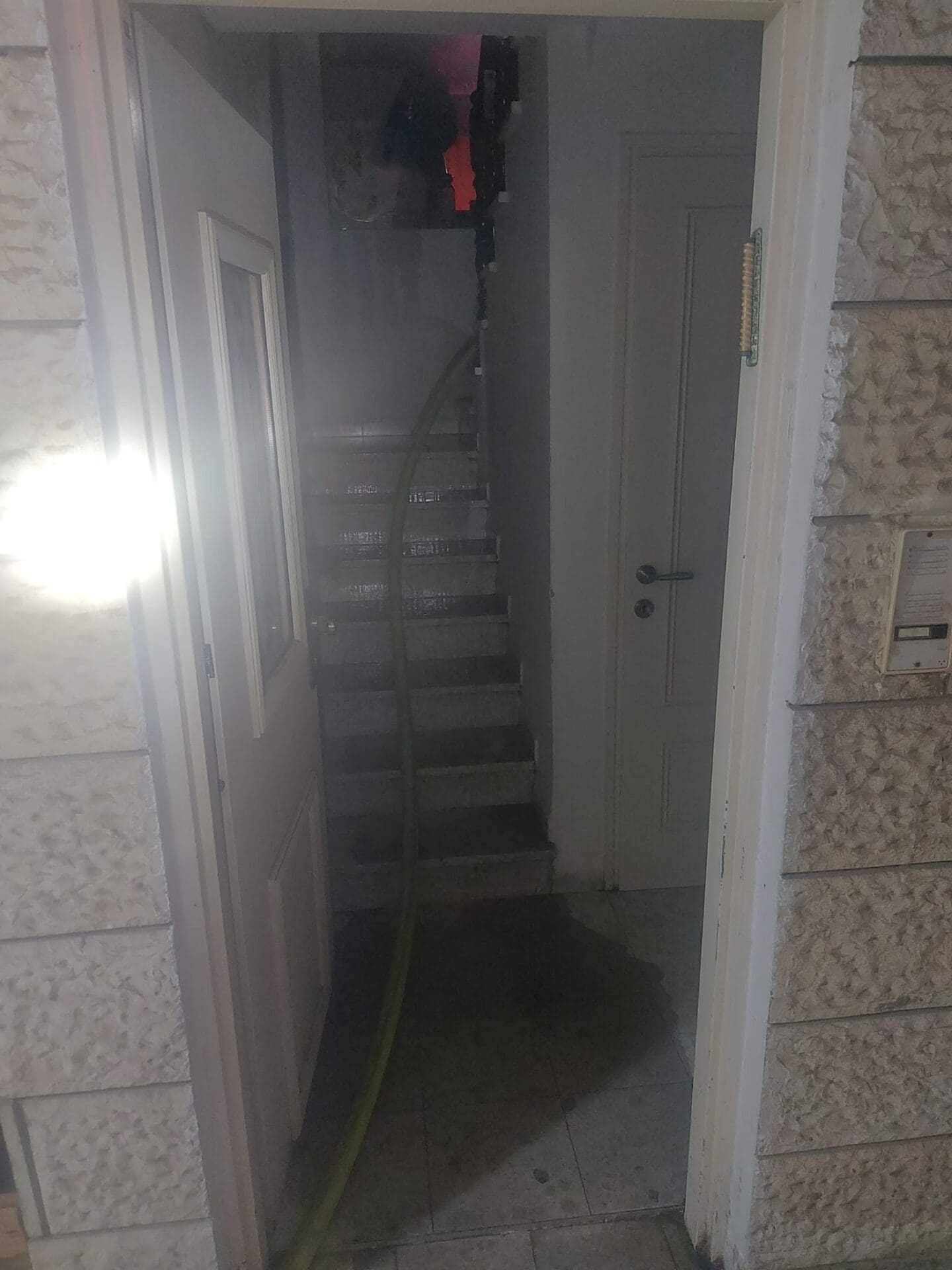 שריפה פרצה בדירה בקרית ים; שני תוכים נמצאו ללא רוח חיים - דוברות כבאות והצלה לישראל | מחוז חוף 12/5/26 (צילום: כבאות והצלה)