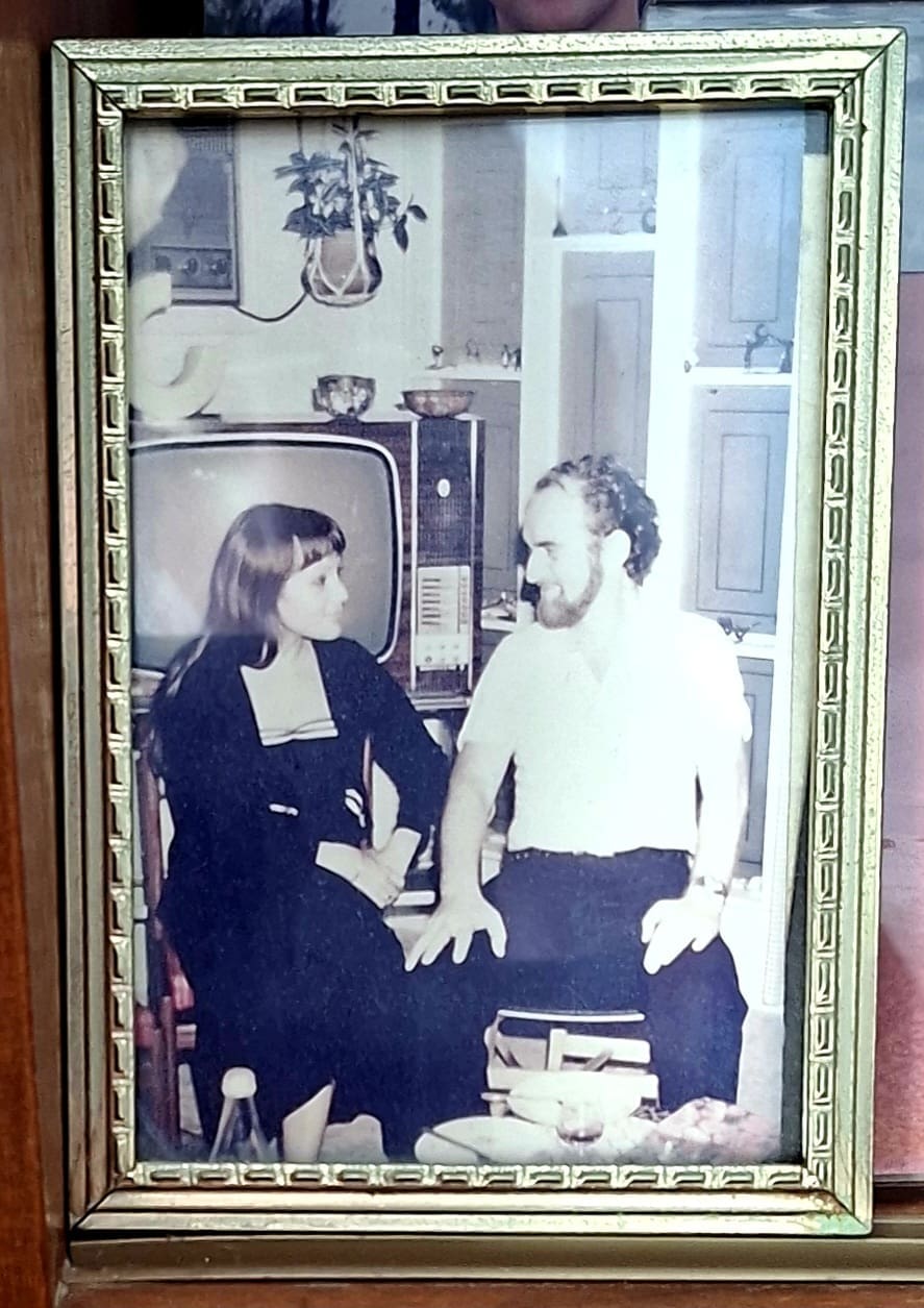 בבית רותי ספרוני - תמונה אשר על השידה שבסלון - סטנלי ורותי (צילום: רחלי אורבך)