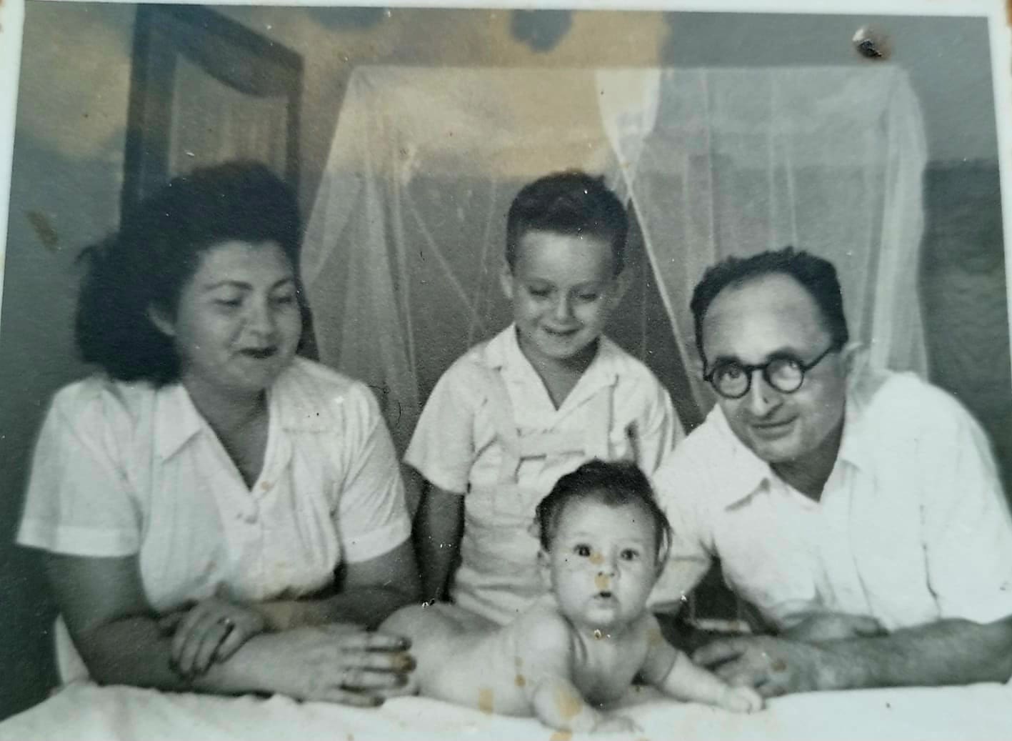 בבית רותי ספרוני - רותי, הוריה ואחיה הבכור שמואל (צילום: אלבום פרטי, משפ' ספרוני-הלל)