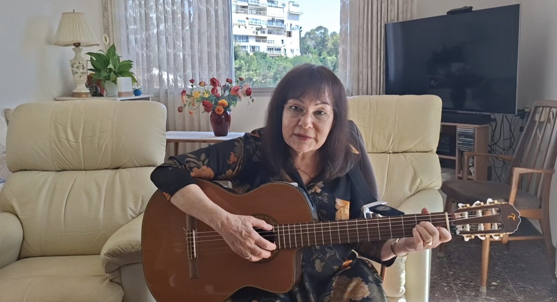 רותי ספרוני - הקול שעבר גבולות ושפות - רפרטואר שירה ב 18 שפות שונות (צילום: רחלי אורבך)
