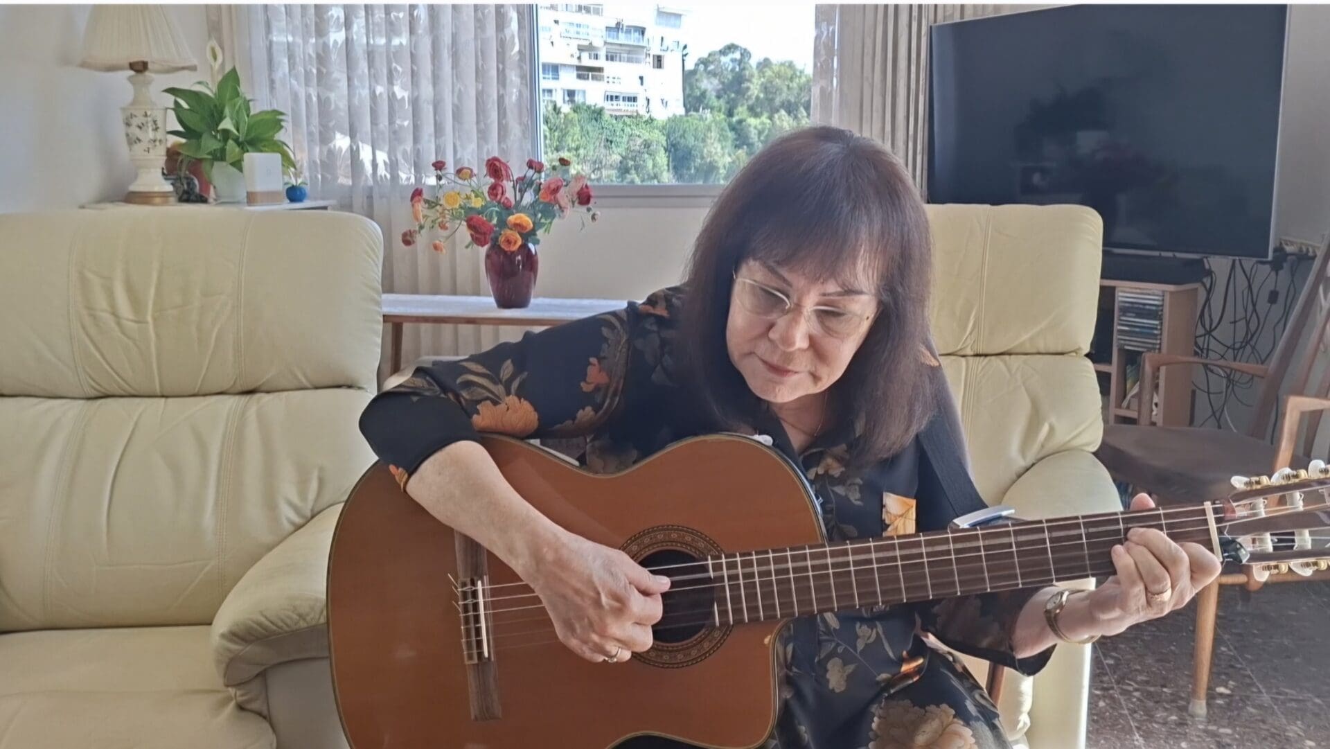 רותי ספרוני - שרה ומנגנת במעונה (צילום: רחלי אורבך)
