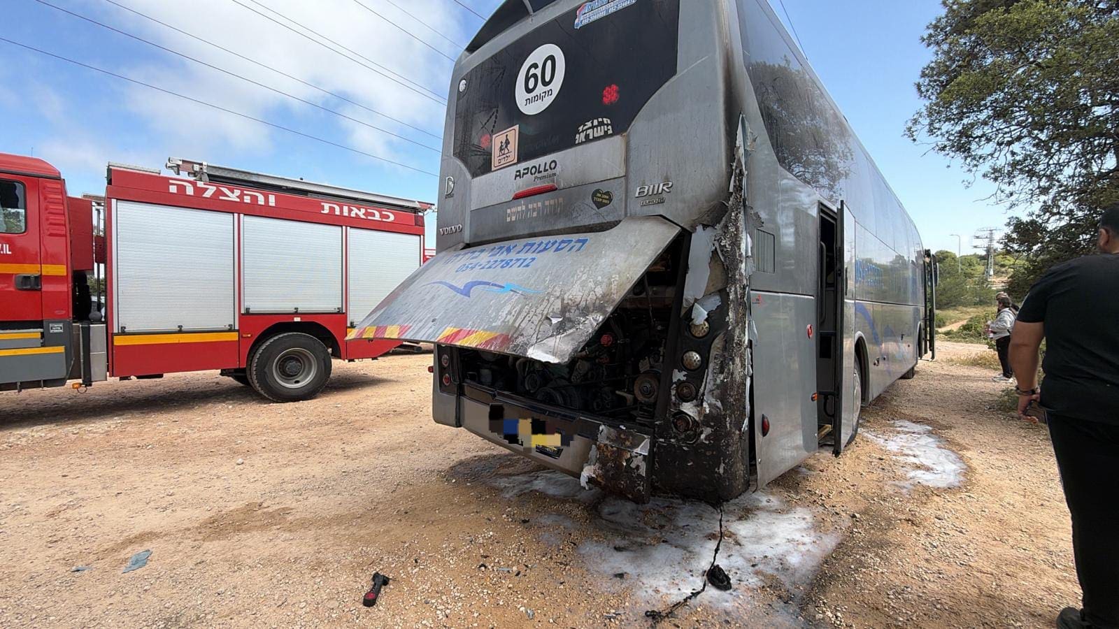 שריפה פרצה באוטובוס תלמידים בפארק הכרמל – אין נפגעים - דוברות כבאות והצלה לישראל | מחוז חוף 13/5/26 (צילום: כבאות והצלה לישראל)