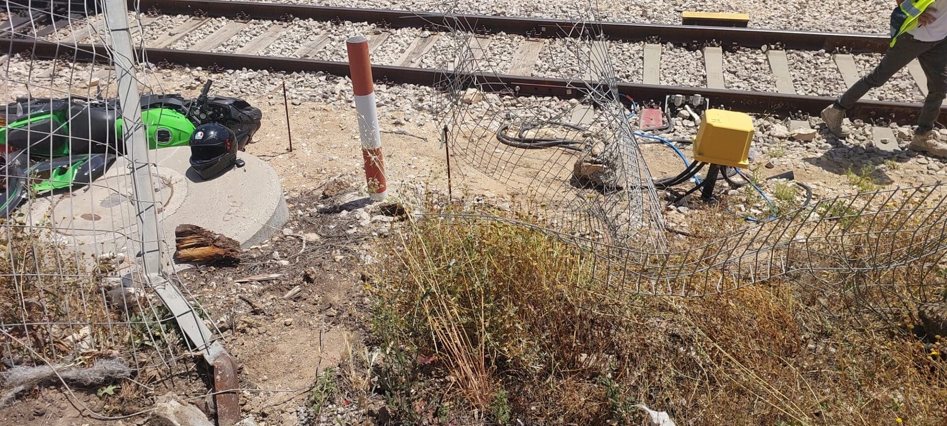צעיר כבן 20 נהרג בתאונת אופנוע בדרך יגאל ידין בחיפה 13/5/26 (צילום: דוברות מד״א)