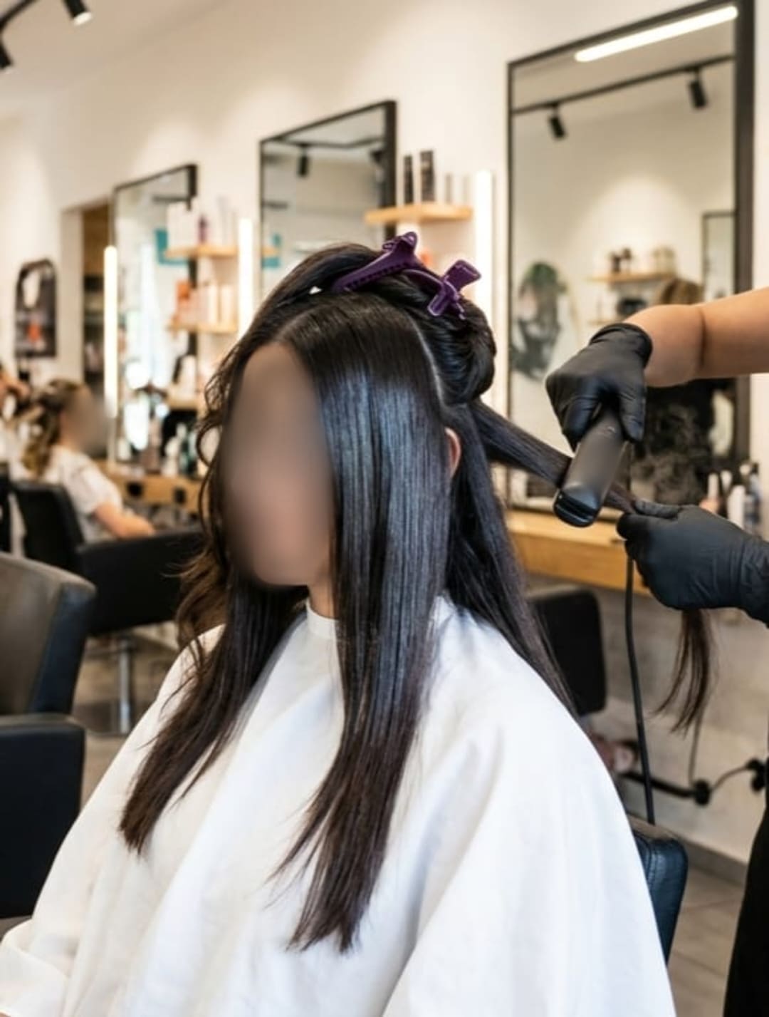 נערה בת 17 אושפזה עם אי־ספיקת כליות לאחר החלקת שיער במספרה ללא רישוי (אילוסטרציה)