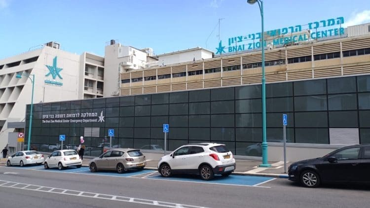 נערה בת 17 אושפזה עם אי־ספיקת כליות לאחר החלקת שיער במספרה ללא רישוי - אילוסטרציה 13/5/26 (צילום: ניר קופלר)