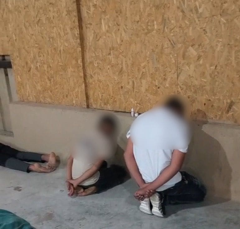 הצהרת תובע נגד 3 חשודים בחטיפת תושב חיפה שהוחזק בדירת מסתור בדרום 13/5/26 (צילום: דוברות המשטרה)