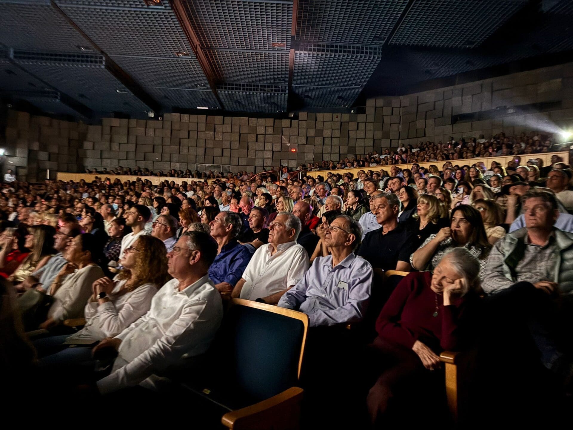 עידן רייכל הופיע בערב גאלה של רוטרי חיפה לטובת שיקום לוחמים - אולם מלא - אודיטוריום חיפה 13/5/26 (צילום: נגה כרמי - חי פה-TV)