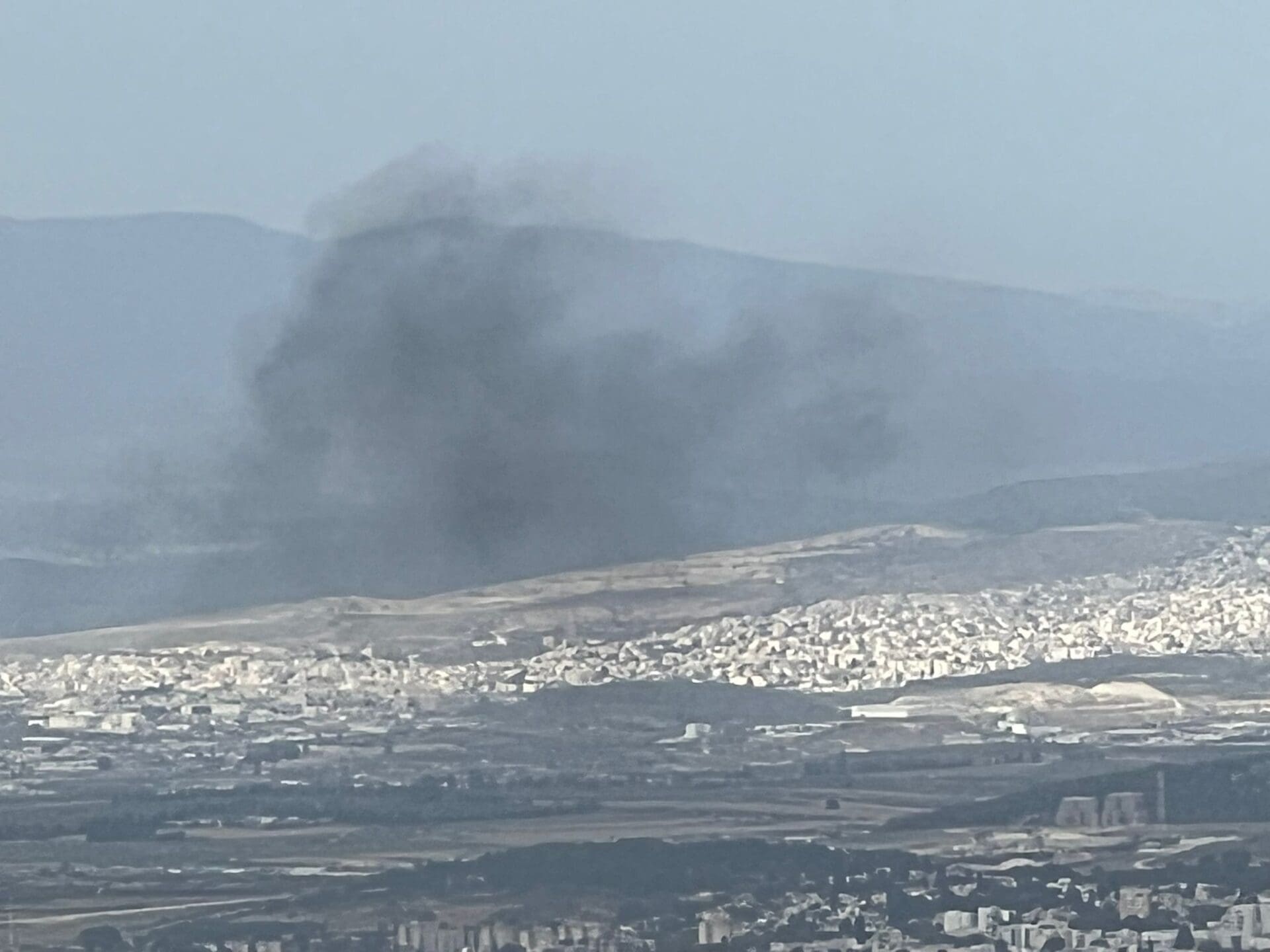 עננת עשן שחורה מיתמרת ממתחם בז״ן במפרץ חיפה 14/5/26