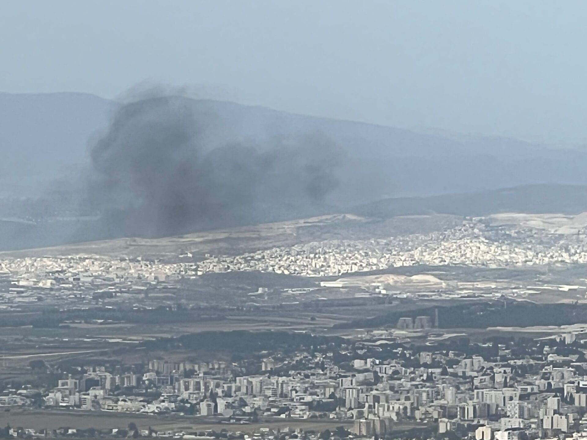 עננת עשן שחורה מיתמרת ממתחם בז״ן במפרץ חיפה 14/5/26