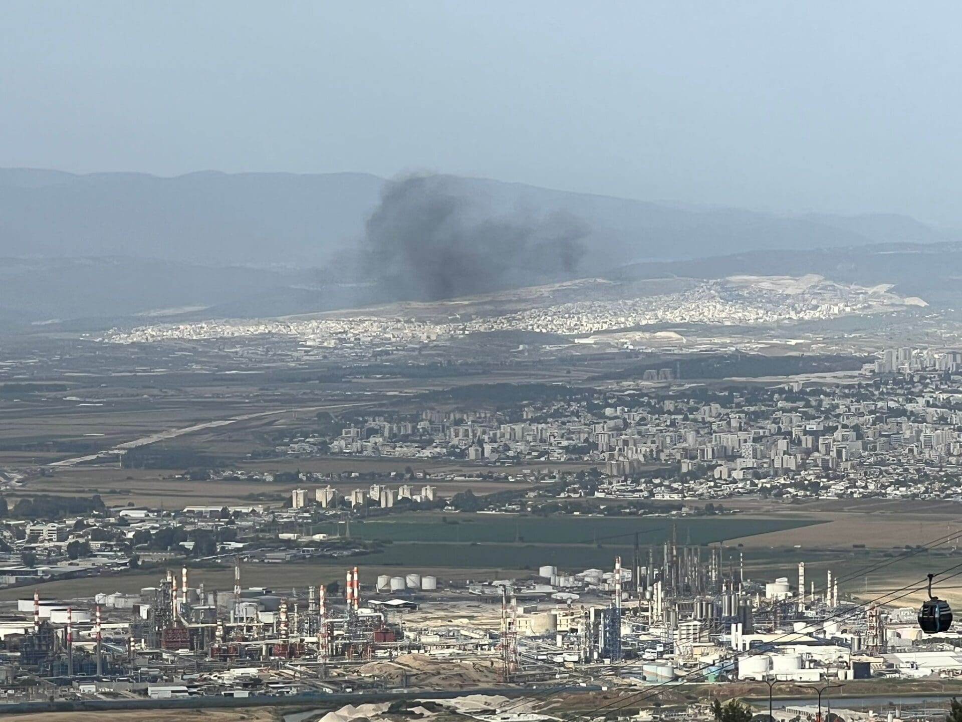 עננת עשן שחורה מיתמרת ממתחם בז״ן במפרץ חיפה 14/5/26