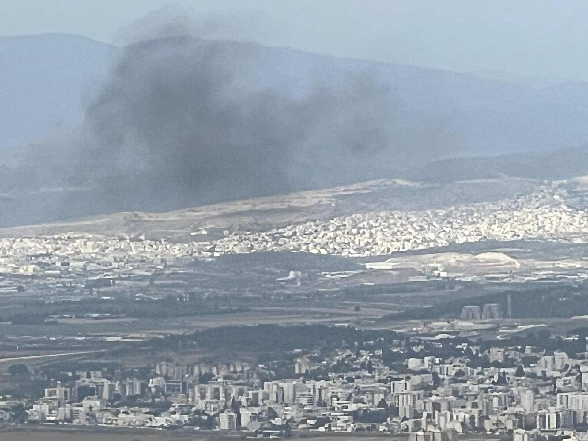 עננת עשן שחורה מיתמרת ממתחם בז״ן במפרץ חיפה 14/5/26