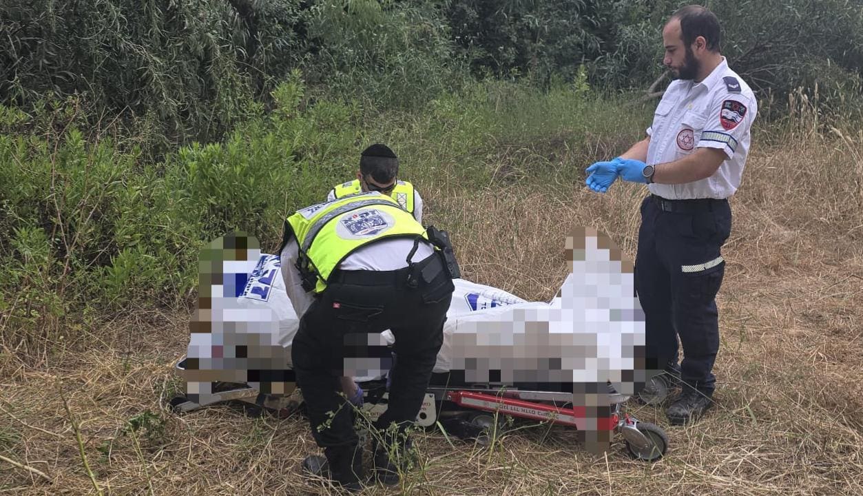 טיפול בכבוד המת בזירה טראגית בשטח פתוח בחיפה 15/5/26 (צילום: זק״א)