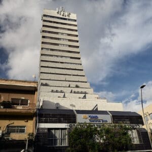 מגדל חיפה, גורד שחקים, אדריכלות, ברוטליזם, מבנה מדורג, חזית בטון, אנטנות, צומת עירוני, רחוב הרצל, הדר הכרמל, בנק פאג"י