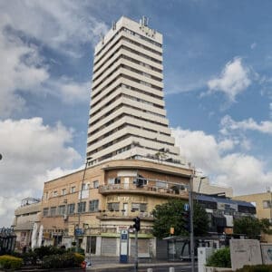 מגדל חיפה, גורד שחקים, אדריכלות, ברוטליזם, מבנה מדורג, חזית בטון, אנטנות, צומת עירוני, רחוב הרצל, הדר הכרמל, בנק פאג"י, מסחר, שלטים, מלון סאטורי, חברה קדישא