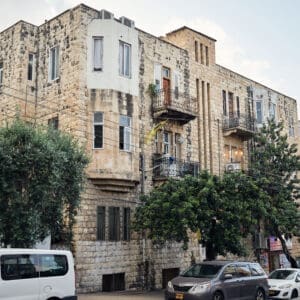 ישיבת חב"ד, ישיבת חסידי חב"ד ליובאוויטש, רחוב ארלוזורוב 6, בית מדרש, דגל משיח, דגל צהוב, כתר, כיתוב משיח, מבנה אבן, חזית בניין, כניסה, דלת עץ, שלט, הודעות, כרזות, סורגים, חלון, מספר בית, הדר הכרמל, יהדות, דת, מוסד תורני