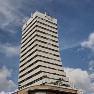 מגדל חיפה, גורד שחקים, אדריכלות, ברוטליזם, מבנה מדורג, חזית בטון, אנטנות, צומת עירוני, רחוב הרצל, הדר הכרמל