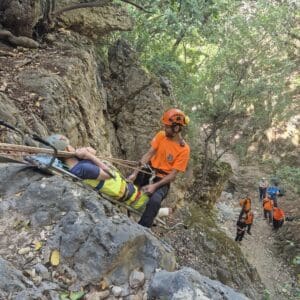 מטיילת חולצה מנחל יגור לאחר שנפצעה קשה ברגלה – מתנדבי יחידת החילוץ ״גליל-כרמל״ 16/5/26 (צילום: דוברות יחידת החילוץ ״גליל-כרמל״)