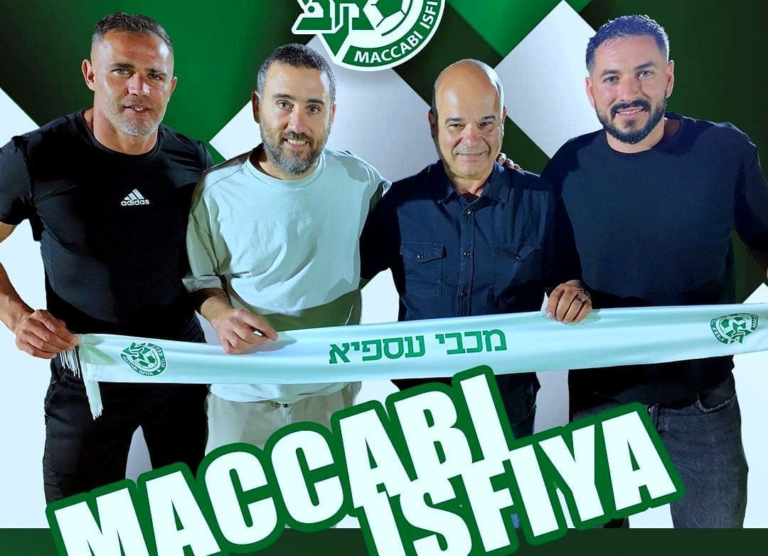 כדורגל: עיתונאי הספורט החיפאי דורון בן דור מונה למנהל מקצועי בקבוצת הבוגרים "מכבי עוספיא" (בתמונה: שני מימין דורון בן דור, צילום: באדיבות מועדון הכדורגל מכבי עוספיא).