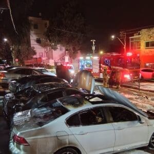 שלושה כלי רכב עלו באש סמוך למבנה מגורים בחיפה – דוברות כבאות והצלה לישראל | מחוז חוף 18/5/26 (צילום: כבאות והצלה לישראל)
