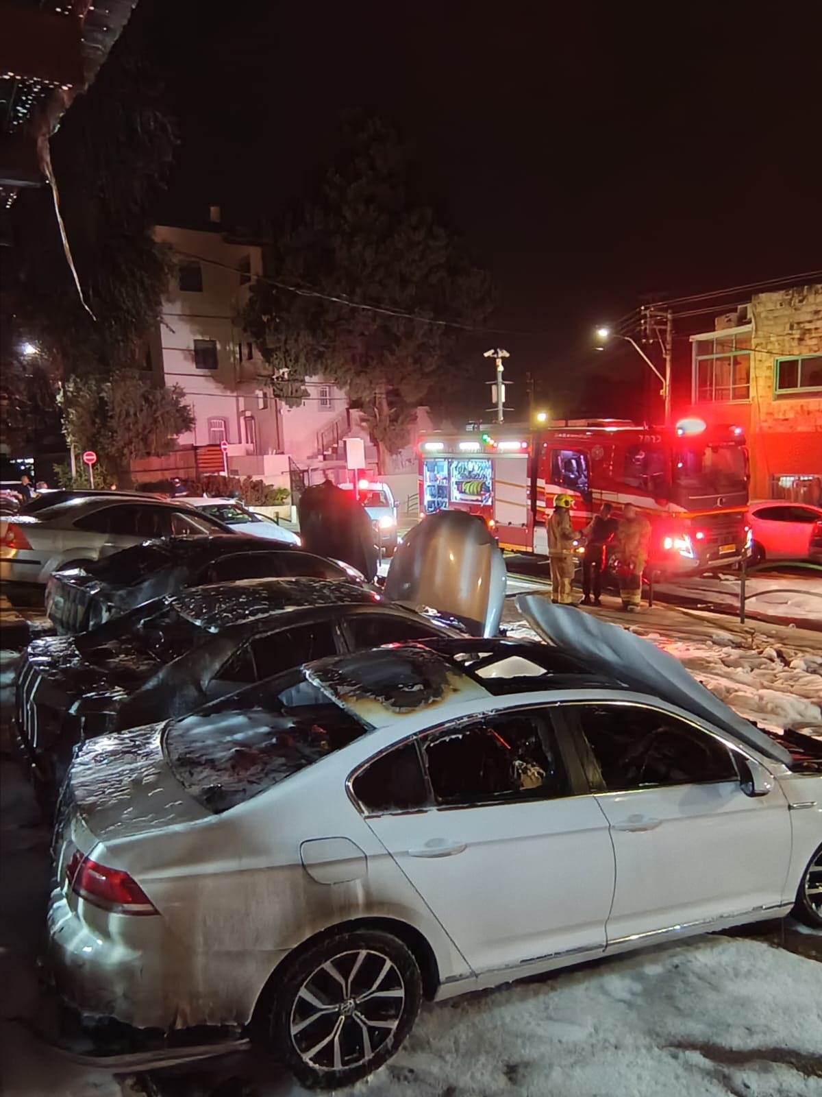 שלושה כלי רכב עלו באש סמוך למבנה מגורים בחיפה - דוברות כבאות והצלה לישראל | מחוז חוף 18/5/26 (צילום: כבאות והצלה לישראל)