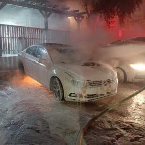 שלושה כלי רכב עלו באש סמוך למבנה מגורים בחיפה – דוברות כבאות והצלה לישראל | מחוז חוף 18/5/26 (צילום: כבאות והצלה לישראל)