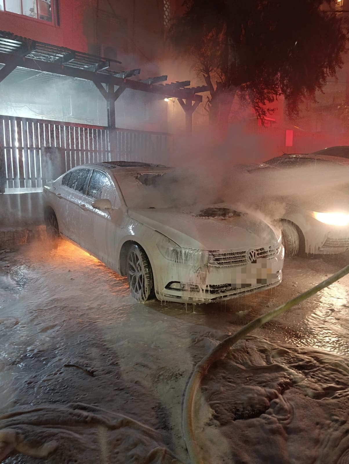 שלושה כלי רכב עלו באש סמוך למבנה מגורים בחיפה - דוברות כבאות והצלה לישראל | מחוז חוף 18/5/26 (צילום: כבאות והצלה לישראל)