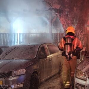 שלושה כלי רכב עלו באש סמוך למבנה מגורים בחיפה – דוברות כבאות והצלה לישראל | מחוז חוף 18/5/26 (צילום: כבאות והצלה לישראל)