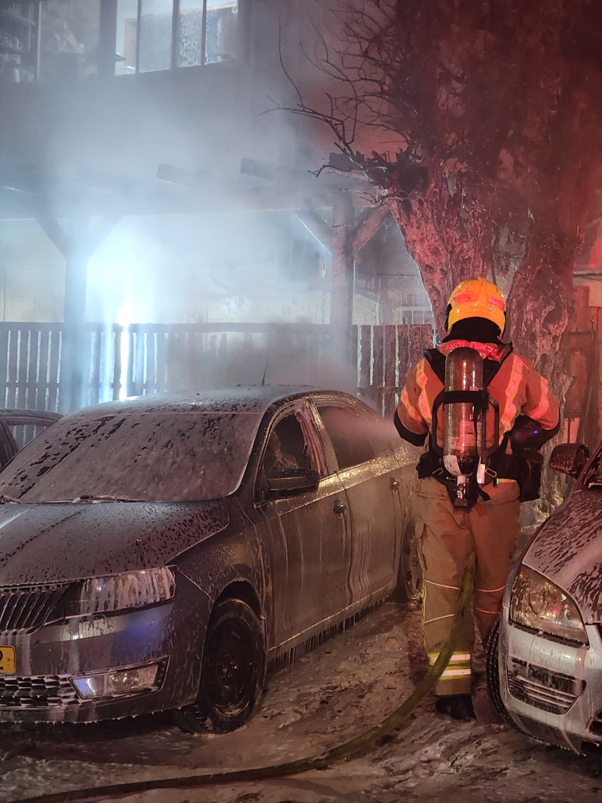 שלושה כלי רכב עלו באש סמוך למבנה מגורים בחיפה - דוברות כבאות והצלה לישראל | מחוז חוף 18/5/26 (צילום: כבאות והצלה לישראל)