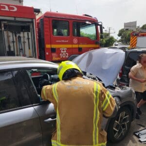 תאונה קשה בחיפה: נוסע במשאית חולץ לאחר שנלכד ברכב 18/5/26 (צילום: דוברות כבאות והצלה לישראל | מחוז חוף)