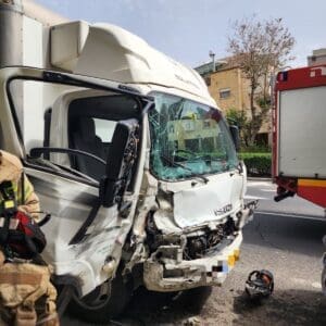 תאונה קשה בחיפה: נוסע במשאית חולץ לאחר שנלכד ברכב 18/5/26 (צילום: דוברות כבאות והצלה לישראל | מחוז חוף)