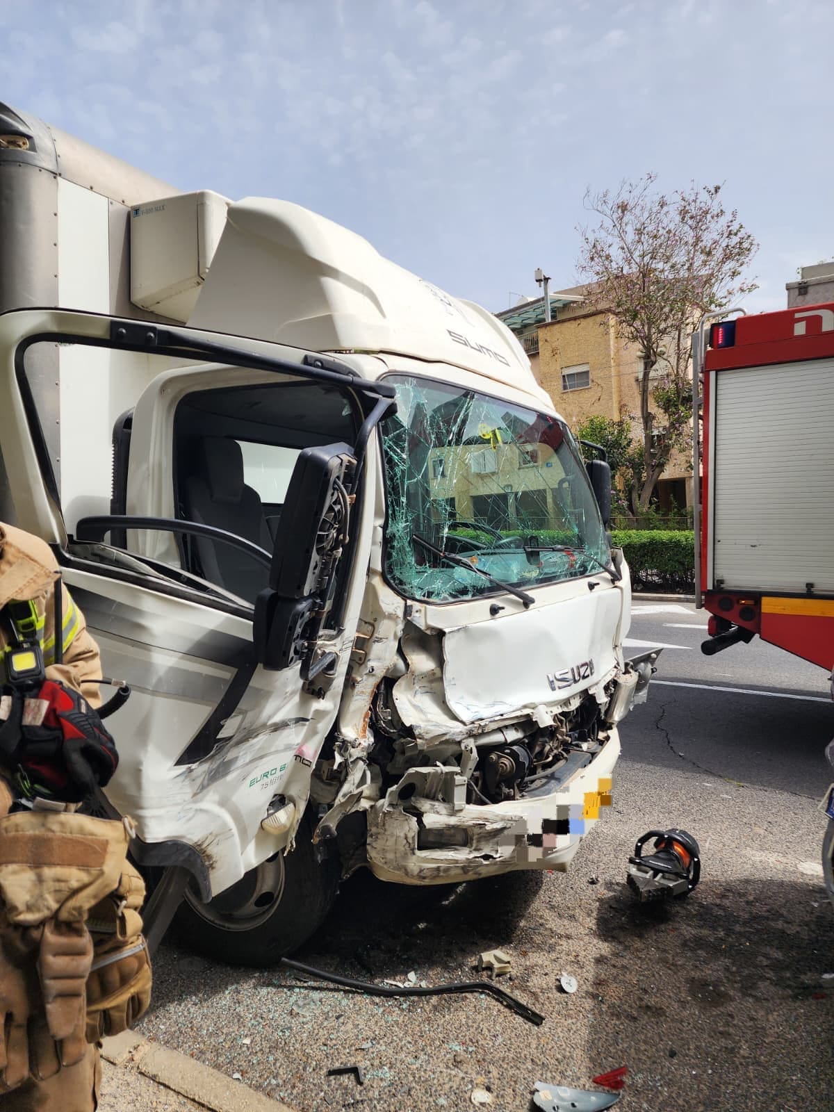 תאונה קשה בחיפה: נוסע במשאית חולץ לאחר שנלכד ברכב 18/5/26 (צילום: דוברות כבאות והצלה לישראל | מחוז חוף)