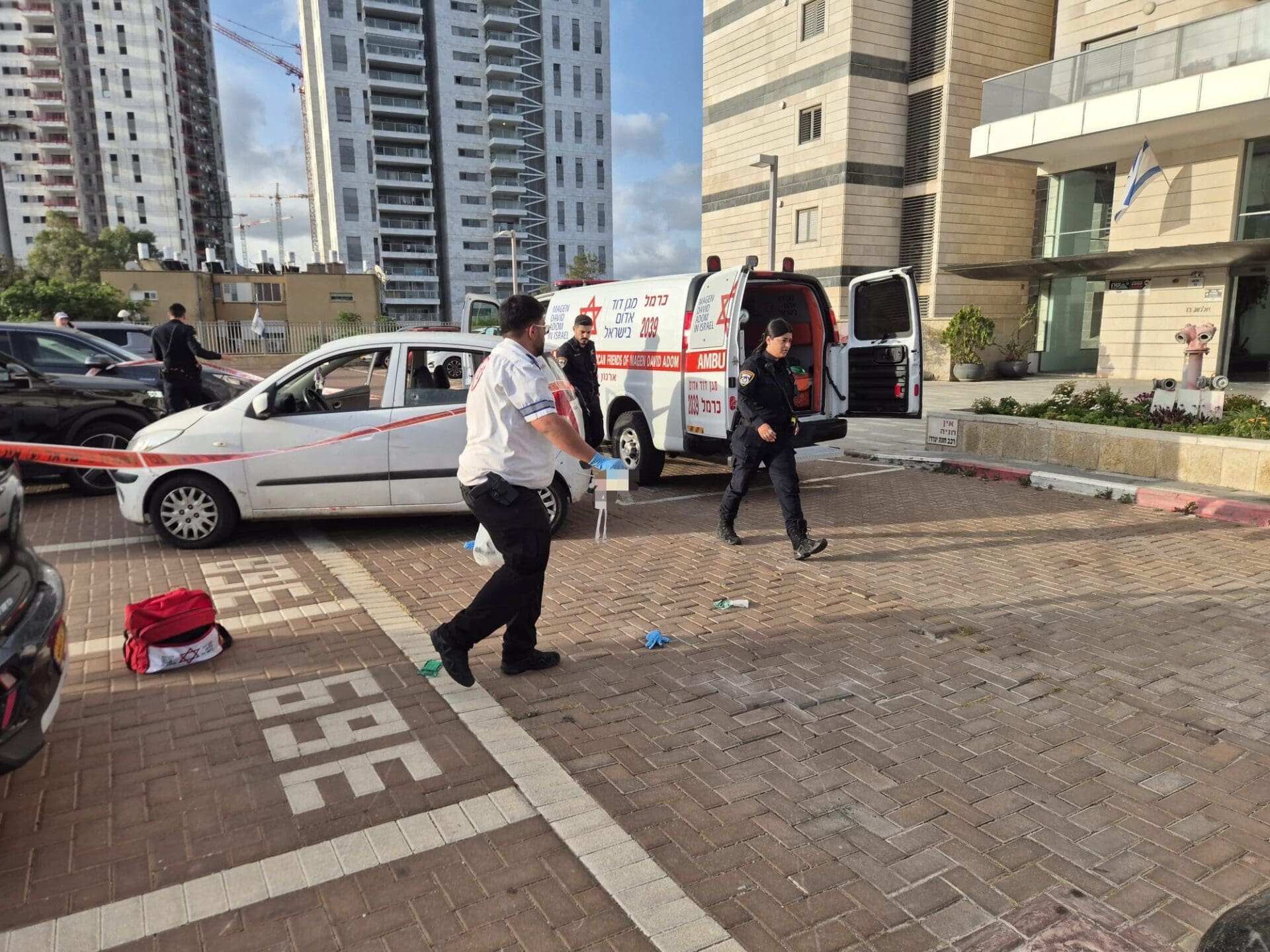 محاولة اغتيال في حيفا: أُطلق النار على رجل داخل سيارته وتم إجلاؤه وهو في حالة خطيرة 19/5/26 (صورة: نجمة داود الحمراء)