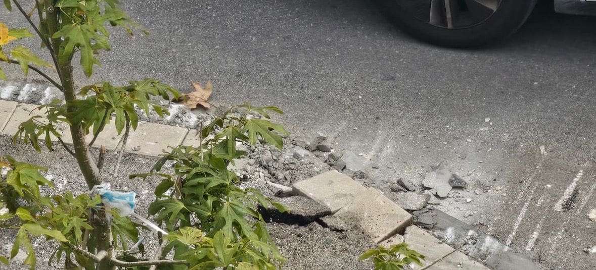 המדרכה שנפגעה ברחוב עובדיה (צילום: חי פה בשטח)