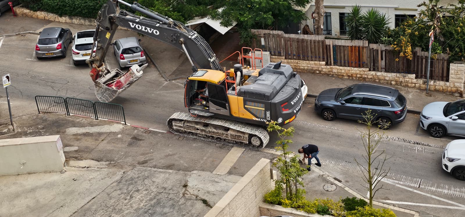 הבאגר שפוגע במדרכה ברחוב עובדיה (צילום: חי פה בשטח)