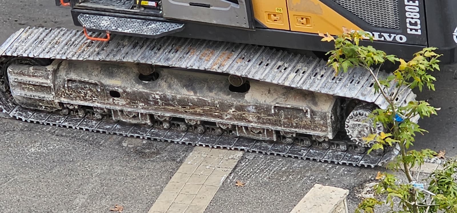 הבאגר שעולה על המדרכה ברחוב עובדיה (צילום: חי פה בשטח)