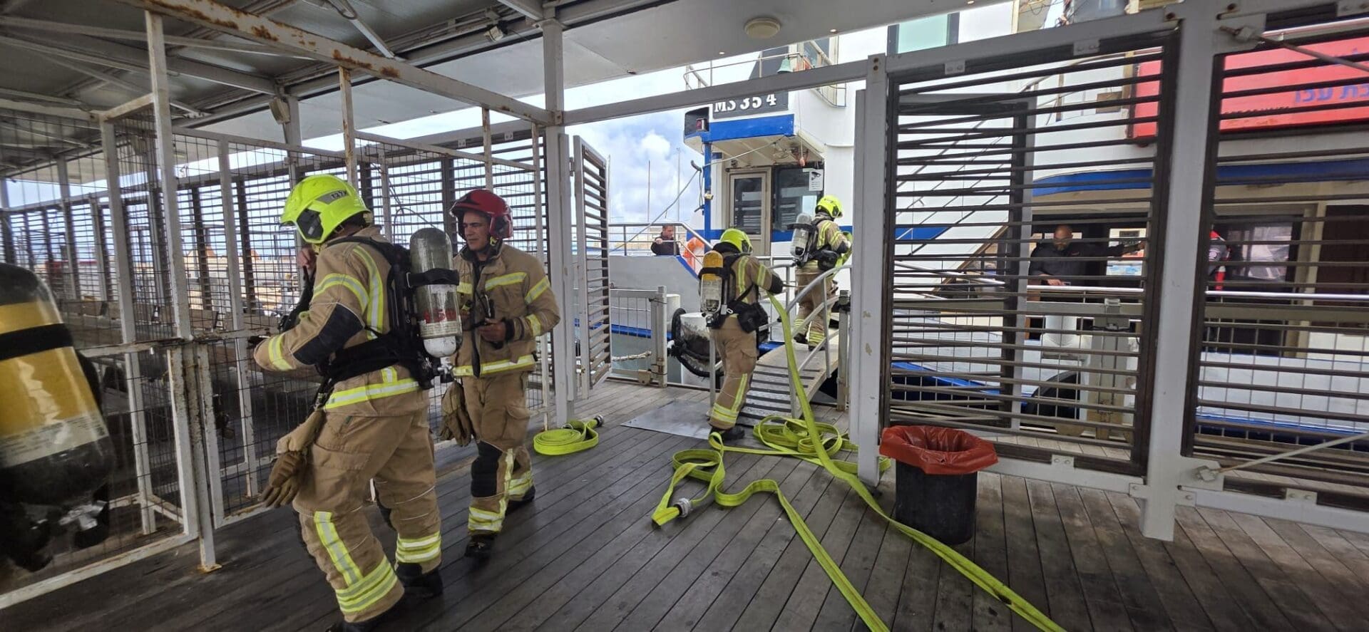 תרגיל חירום רחב היקף בנמל עכו: לוחמי אש תרגלו כיבוי שריפה בספינה 20/5/26 (צילום: כבאות והצלה לישראל)