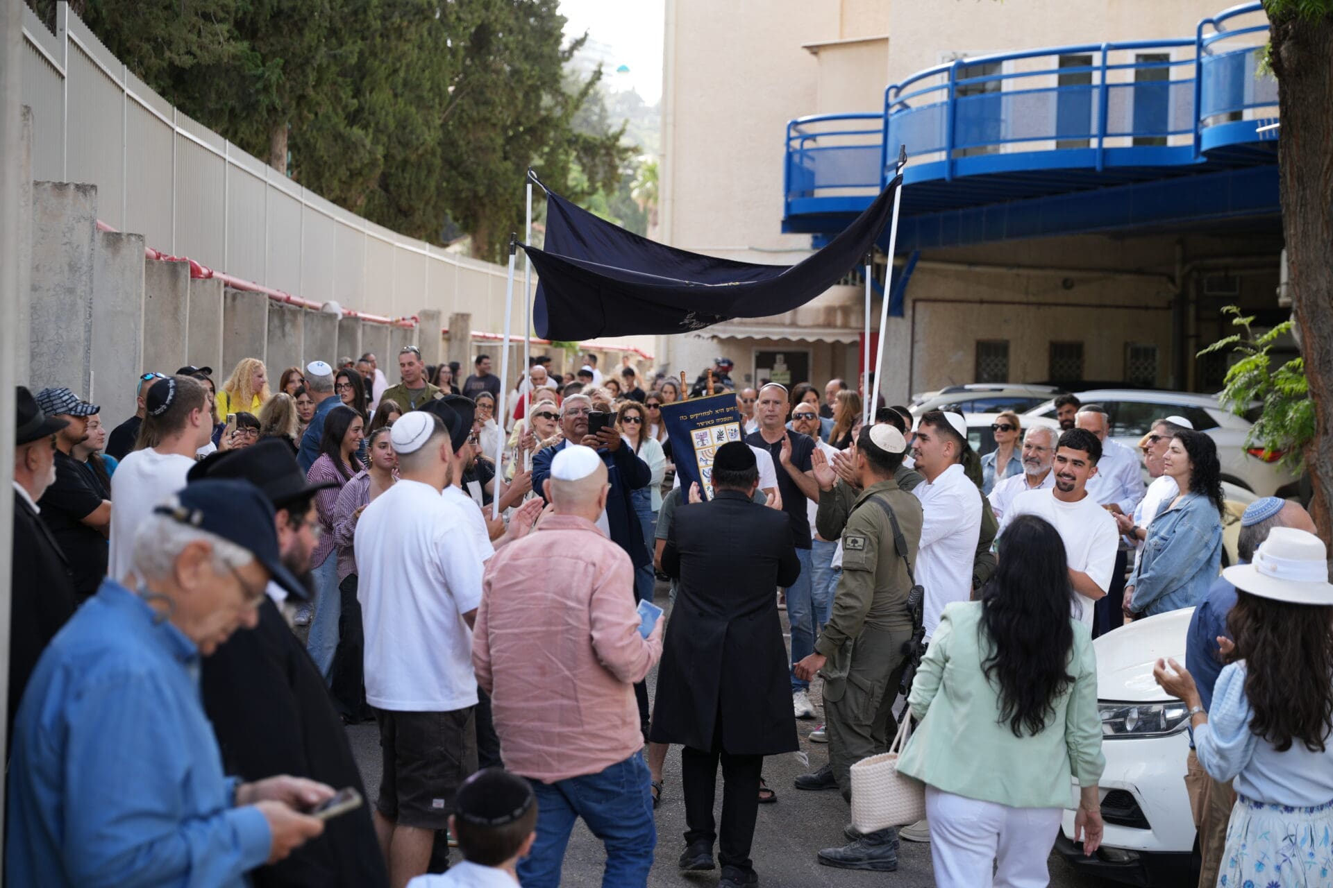 הכנסת ספר תורה לזכרו של סמל תומר קרן ז״ל לבית הכנסת במרכז הרפואי ״בני ציון״ (צילום: אלון פלג)