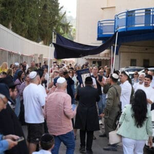הכנסת ספר תורה לזכרו של סמל תומר קרן ז״ל לבית הכנסת במרכז הרפואי ״בני ציון״ (צילום: אלון פלג)