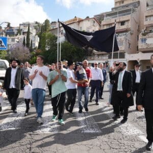 הכנסת ספר תורה לזכרו של סמל תומר קרן ז״ל לבית הכנסת במרכז הרפואי ״בני ציון״ (צילום: אלון פלג)
