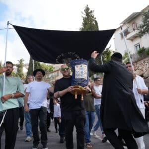 הכנסת ספר תורה לזכרו של סמל תומר קרן ז״ל לבית הכנסת במרכז הרפואי ״בני ציון״ (צילום: אלון פלג)