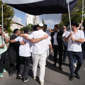 הכנסת ספר תורה לזכרו של סמל תומר קרן ז״ל לבית הכנסת במרכז הרפואי ״בני ציון״ (צילום: אלון פלג)