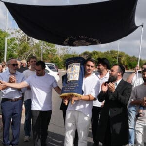 הכנסת ספר תורה לזכרו של סמל תומר קרן ז״ל לבית הכנסת במרכז הרפואי ״בני ציון״ (צילום: אלון פלג)
