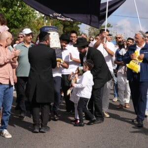 הכנסת ספר תורה לזכרו של סמל תומר קרן ז״ל לבית הכנסת במרכז הרפואי ״בני ציון״ (צילום: אלון פלג)