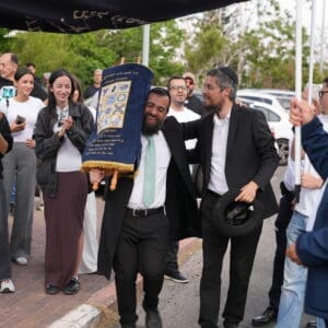 הכנסת ספר תורה לזכרו של סמל תומר קרן ז״ל לבית הכנסת במרכז הרפואי ״בני ציון״ (צילום: אלון פלג)