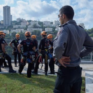 כבאות והצלה, כבאית, רכב חירום, מבצעים מיוחדים, לוחמי אש, רכב חילוץ כבד, משאית כיבוי, רכב סער, ציוד חילוץ, חילוץ לכודים, אירוע חירום, חילוץ מיוחד, רכבל, גובה, רכבל, גובה, פארק הכרמל, סנפלינג, עגורן, מנוף, צוק, יל״מ, חילוצים מיוחדים, היחידה