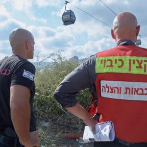 כבאות והצלה, כבאית, רכב חירום, מבצעים מיוחדים, לוחמי אש, רכב חילוץ כבד, משאית כיבוי, רכב סער, ציוד חילוץ, חילוץ לכודים, אירוע חירום, חילוץ מיוחד, רכבל, גובה, רכבל, גובה, פארק הכרמל, סנפלינג, עגורן, מנוף, צוק, יל״מ, חילוצים מיוחדים, היחידה