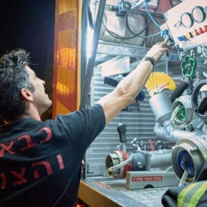 כבאות והצלה, כבאית, רכב חירום, מבצעים מיוחדים, לוחמי אש, רכב חילוץ כבד, משאית כיבוי, רכב סער, ציוד חילוץ, חילוץ לכודים, אירוע חירום, חילוץ מיוחד, רכבל, גובה, רכבל, גובה, פארק הכרמל, סנפלינג, עגורן, מנוף, צוק, יל״מ, חילוצים מיוחדים, היחידה