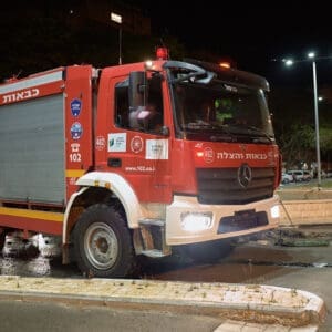 כבאות והצלה, כבאית, רכב חירום, מבצעים מיוחדים, לוחמי אש, רכב חילוץ כבד, משאית כיבוי, רכב סער, ציוד חילוץ, חילוץ לכודים, אירוע חירום, חילוץ מיוחד, רכבל,  גובה, רכבל, גובה, פארק הכרמל, סנפלינג, עגורן, מנוף, צוק, יל״מ, חילוצים מיוחדים, היחידה